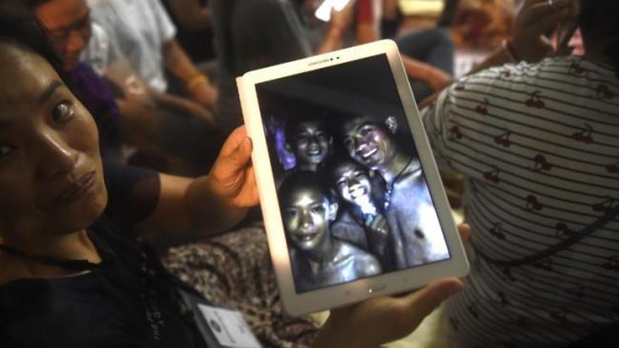 Hallados con vida los 12 niños desaparecidos en una cueva de Tailandia