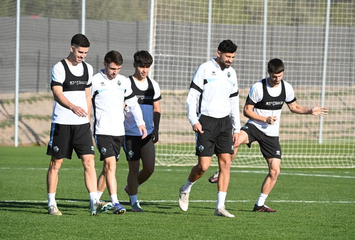 Alberto Jiménez, en el centro de la imagen, una baja muy importante para el Castellón.