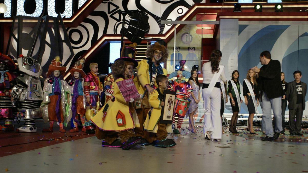 Las hermanas Raquel y Lara, junto a su primo Sergio, reciben el primero de Interpretación y segundo de Presentación en 2006.