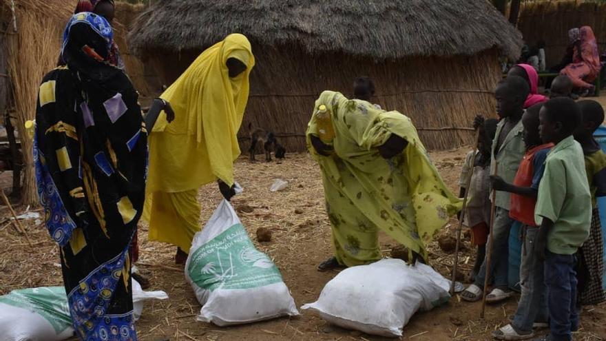 Mujeres reciben donaciones de alimentos en el estado sudanés de Nilo Azul.