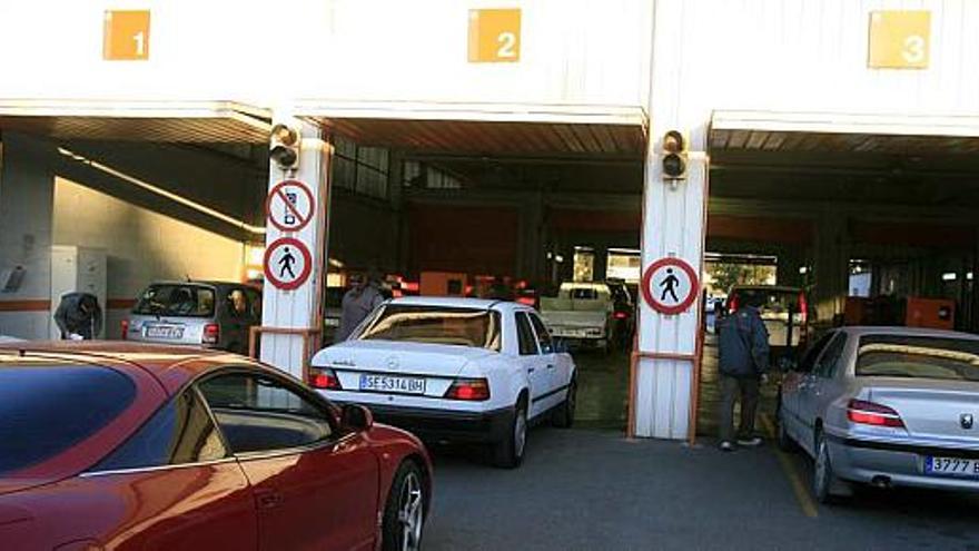 Varios vehículos se disponen a pasar la ITV en la estación de Alicante.