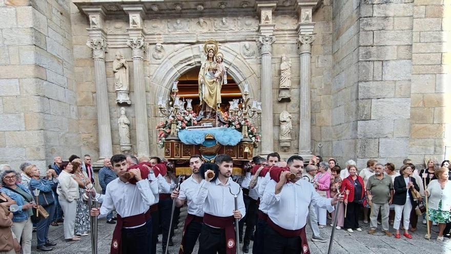Cangas renueva la devoción en su Cristo con una procesión multitudinaria