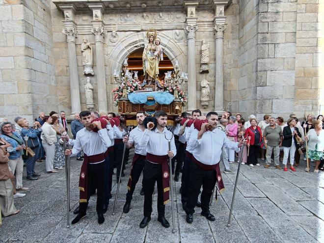 Cangas renueva la devoción en su Cristo con una procesión multitudinaria