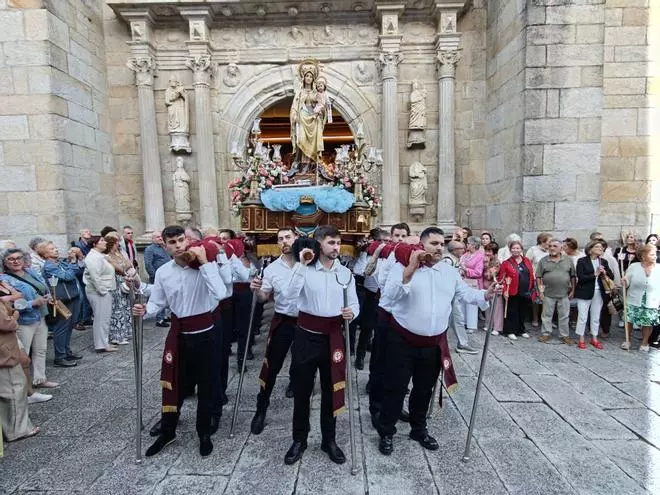 Cangas renueva la devoción en su Cristo con una procesión multitudinaria