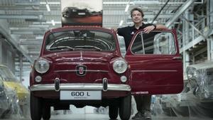 El director de Seat Históricos, Isidre López, posa con el penúltimo Seat 600 fabricado en la factoría automovilística española hace 50 años.