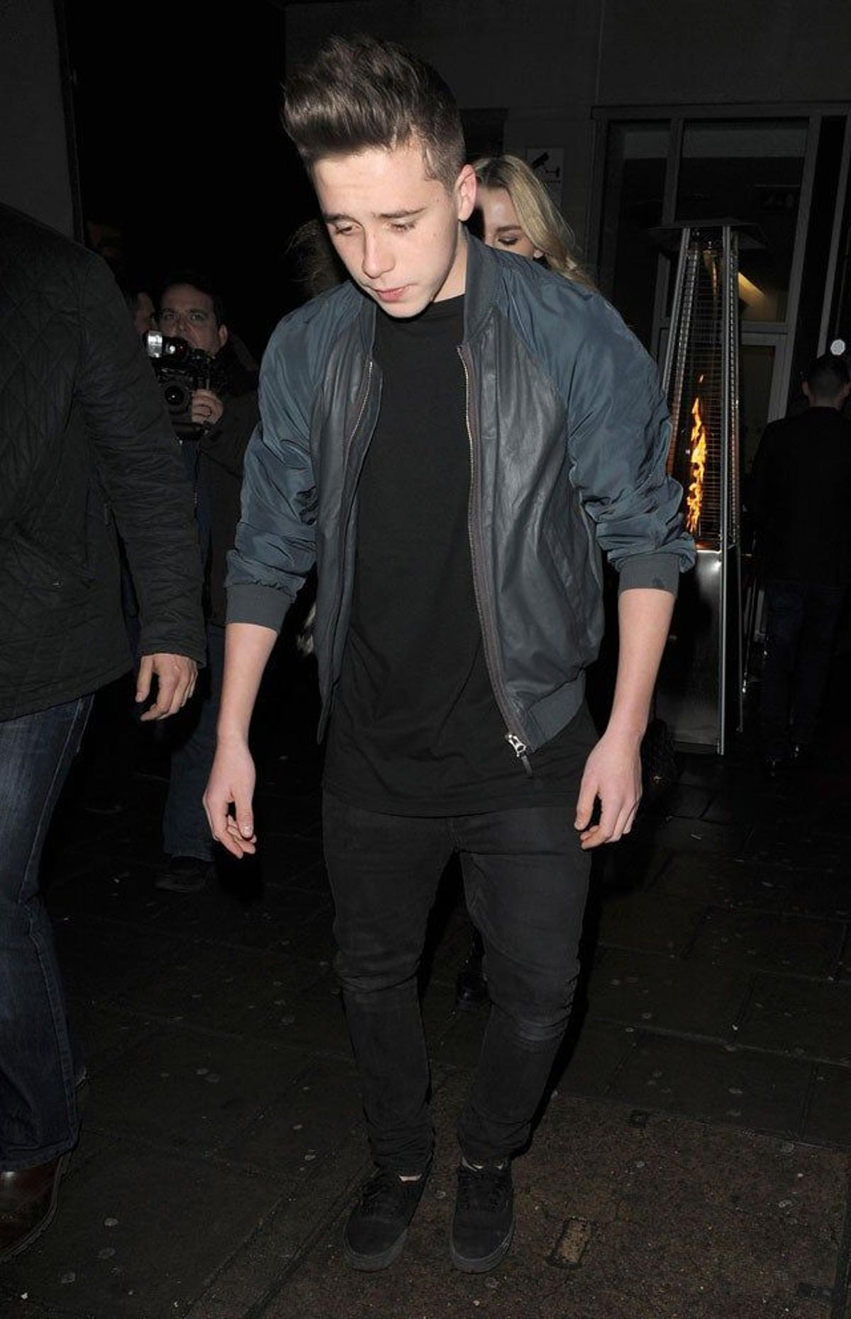 Brooklyn Beckham sale de fiesta por Londres