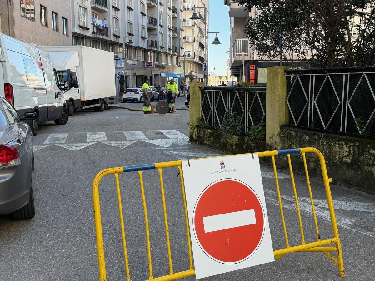 La calle Noria, cortada al tráfico rodado ayer para facilitar los trabajos.