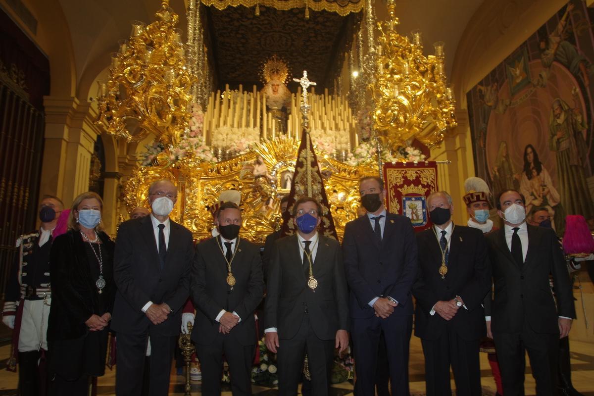 Los hermanos de la Paloma, junto al alcalde Madrid y Málaga y el presidente de la Agrupación.