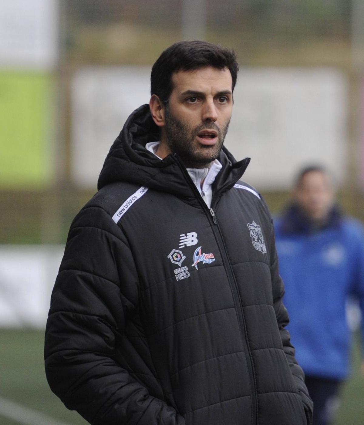 Manuti durante un partido del Estradense en el Novo Municipal. | BERNABÉ/JAVIER LALÍN