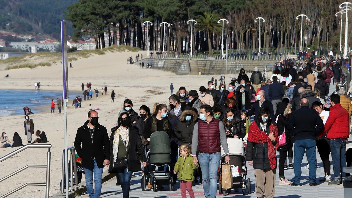 Gente paseando por el paseo de la playa de Samil el pasado 25 de diciembre.