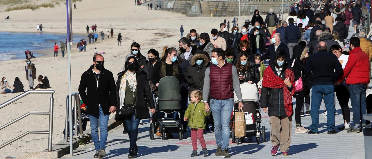 Gente paseando por el paseo de la playa de Samil el pasado 25 de diciembre.