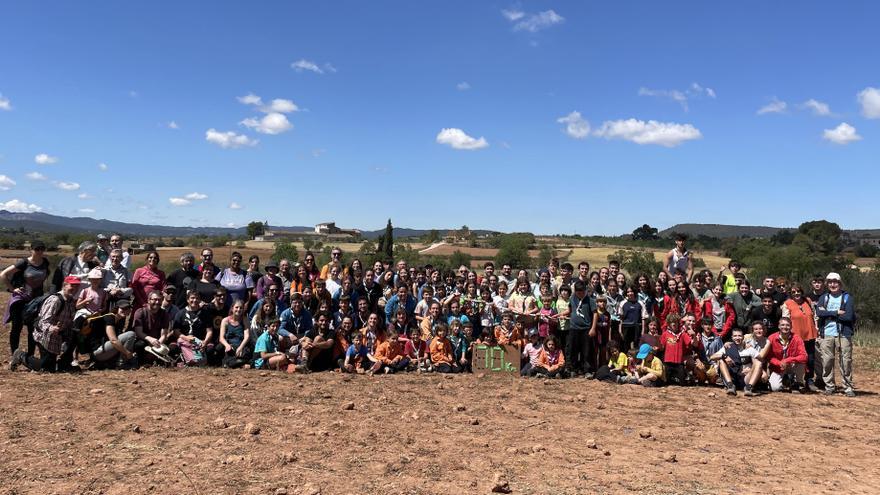 Més de dos-cents infants participen a la caminada de relleus «70 anys, 70 quilòmetres» de Cau Caresmar