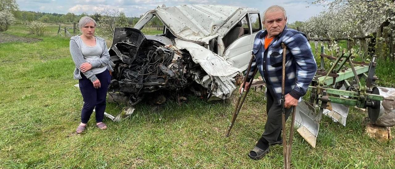 Lila Ogneva y su suegro Anatoli, ante la furgoneta donde murieron su marido y su hijo adolescente.