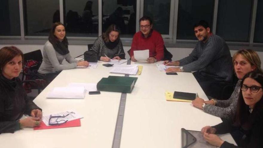 Miembros del jurado del concurso de tuits, durante su deliberación.