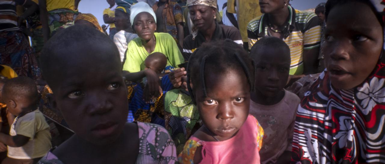 Niños y mujeres refugiados de Benín en un campo de Burkina Fasso.