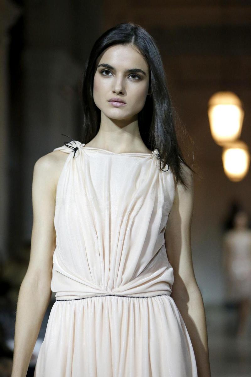 Blanca Padilla desfila en la semana de la moda de Milán