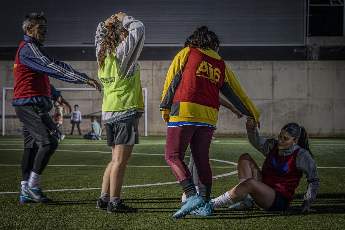 Entrenamiento del primer equipo de fútbol femenino que se crea en el barrio de La Mina