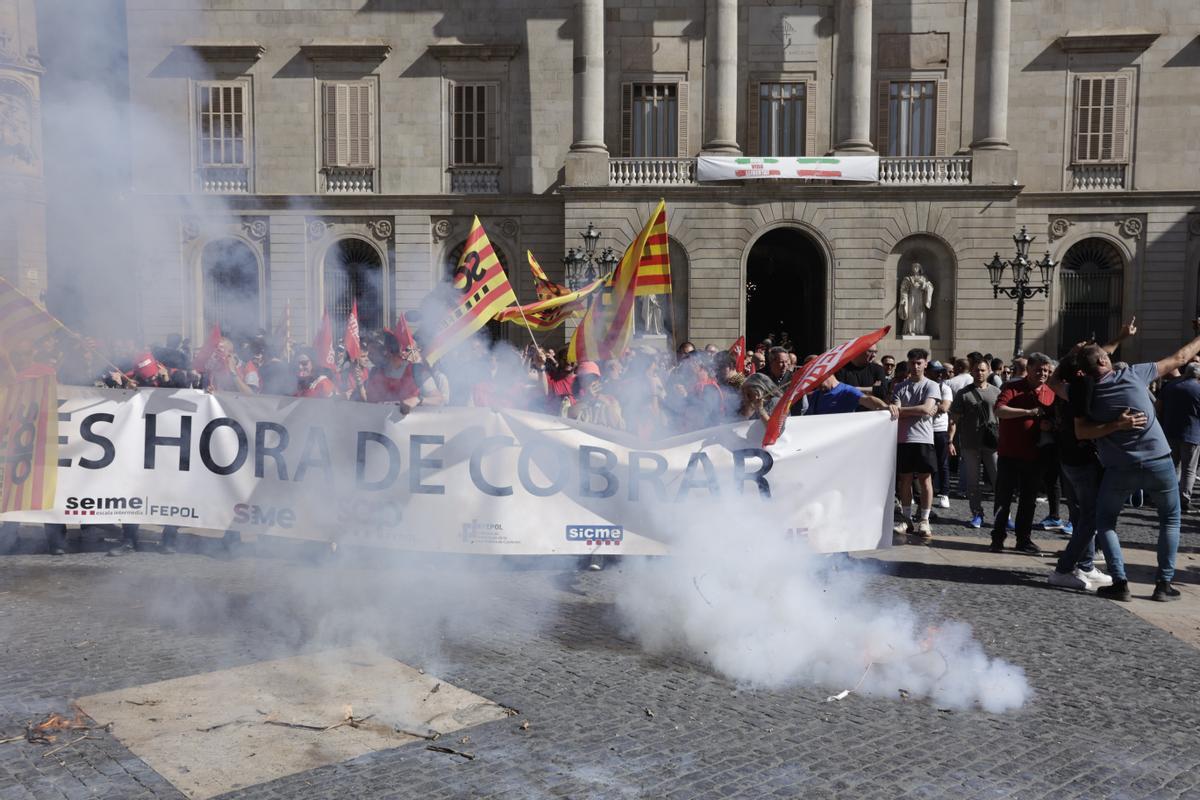 Protesta de los Mossos a las puertas de Palau para exigir mejoras laborales
