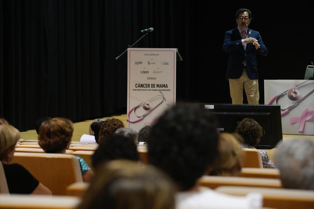 El doctor César Rodríguez, oncólogo y presidente de SEOM, durante su intervención.