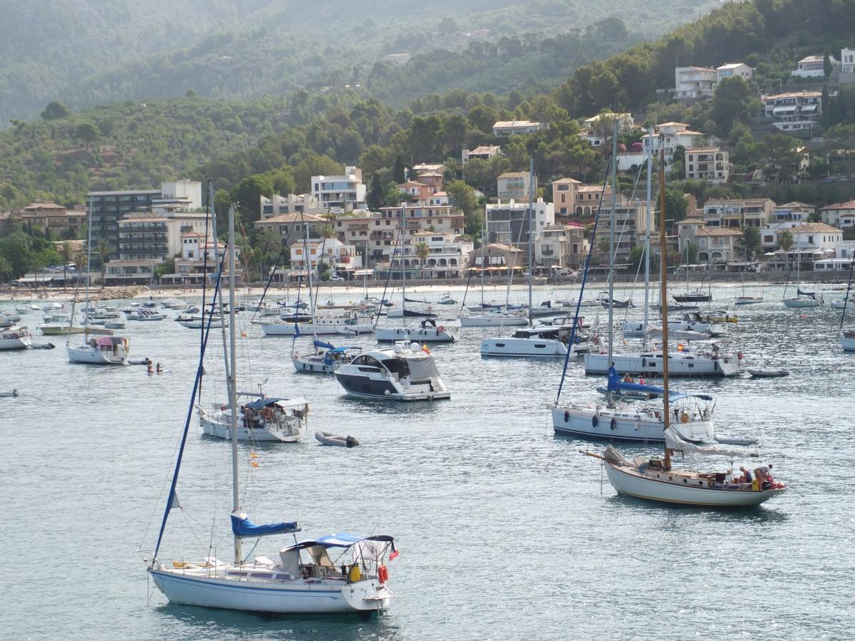 Embarcaciones fondeando en el puerto de Sóller.