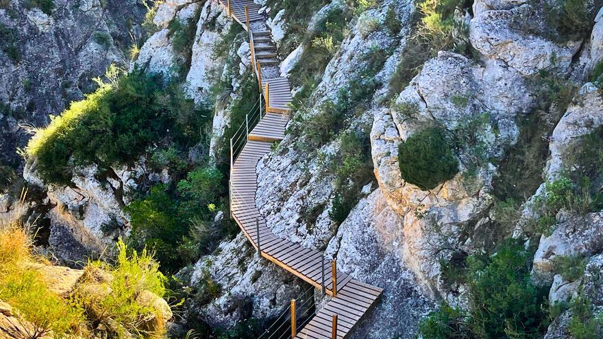 Pasarelas de madera y un barranco impresionante: así es el Caminito del Rey valenciano