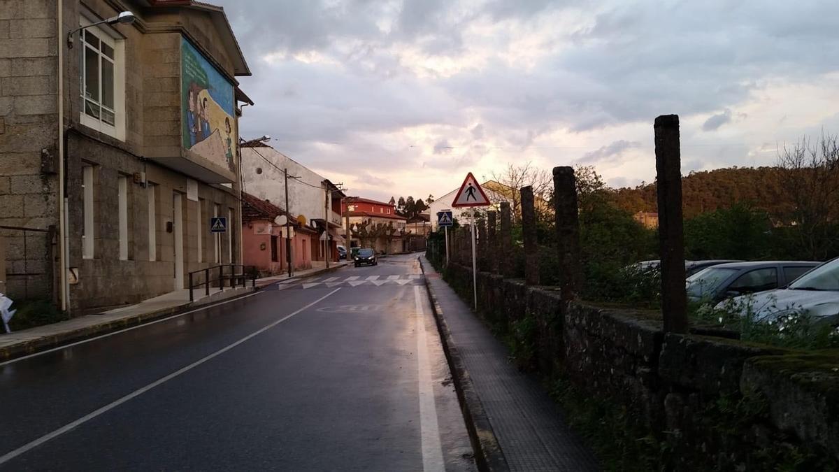 Un tramo de la carretera EP-1301 a su paso por delante de la Casa do Pobo de Beluso.