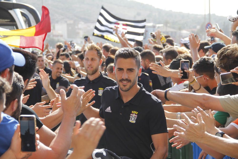 Multitudinaria llegada del FC Cartagena