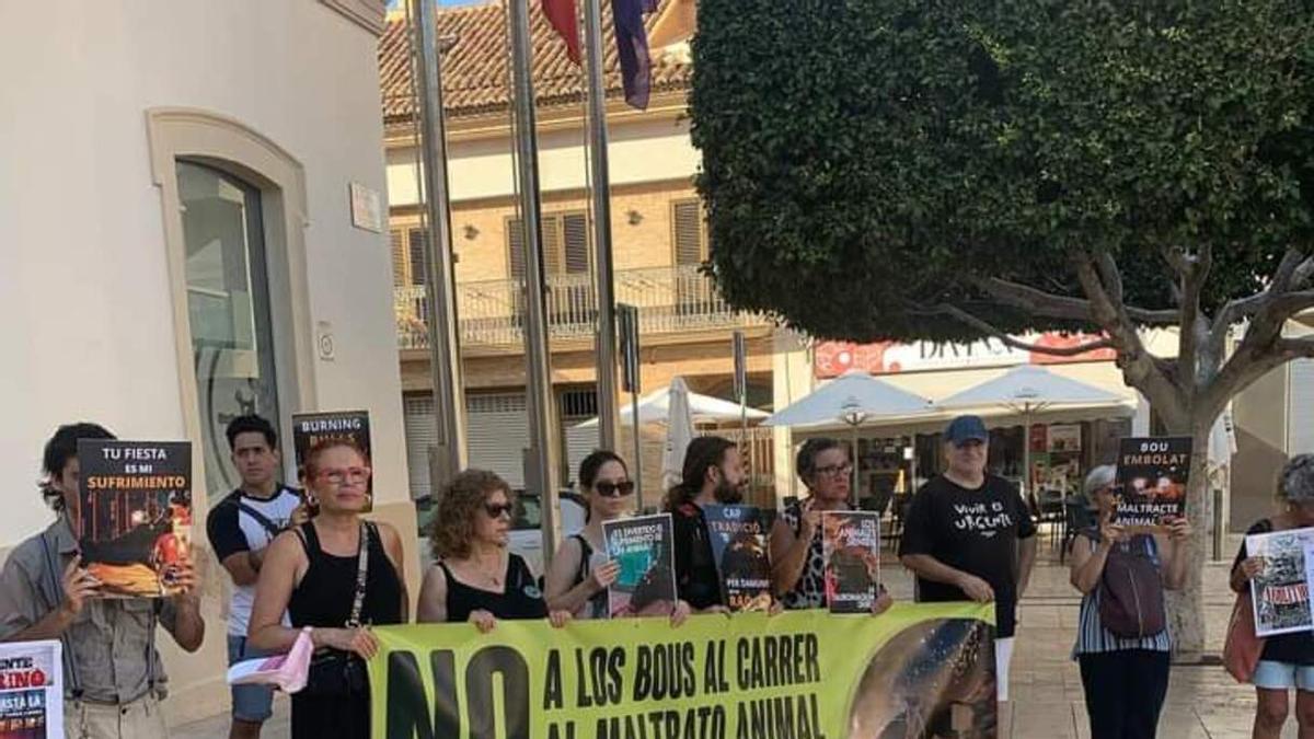Activistas y vecinos durante la concentración del sábado en Alfafar.