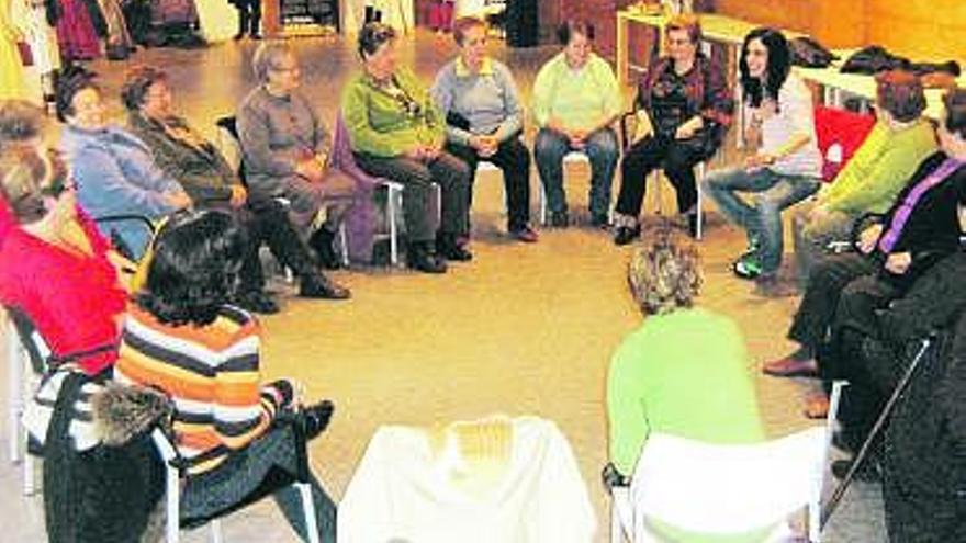 El grupo de mujeres participantes en el taller de risoterapia de Porrúa.