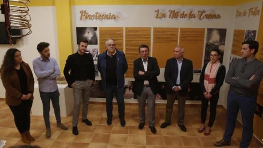 Toni Pascual, en el centro, junto a miembros de su candidatura, ayer, en el Museu Faller.