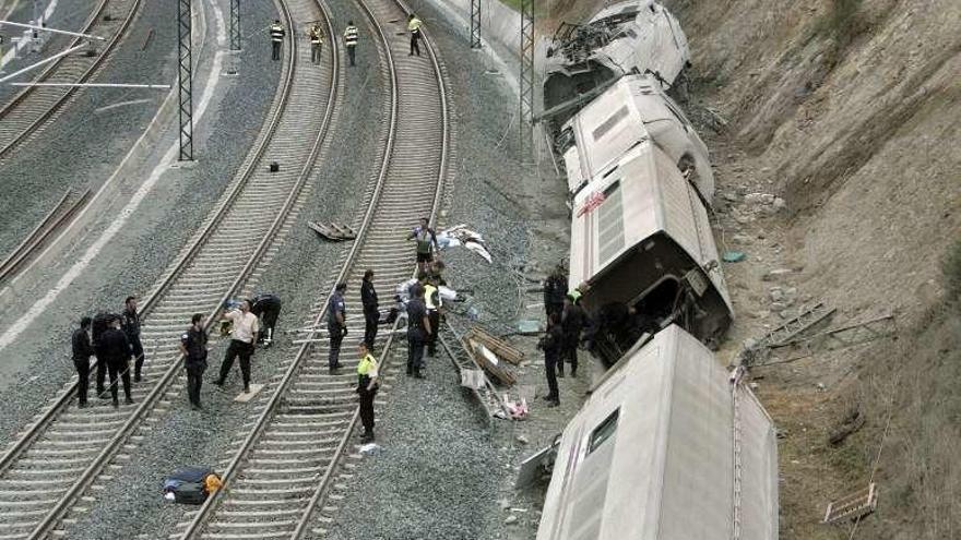 Imagen del tren siniestrado en la curva de A Grandeira.