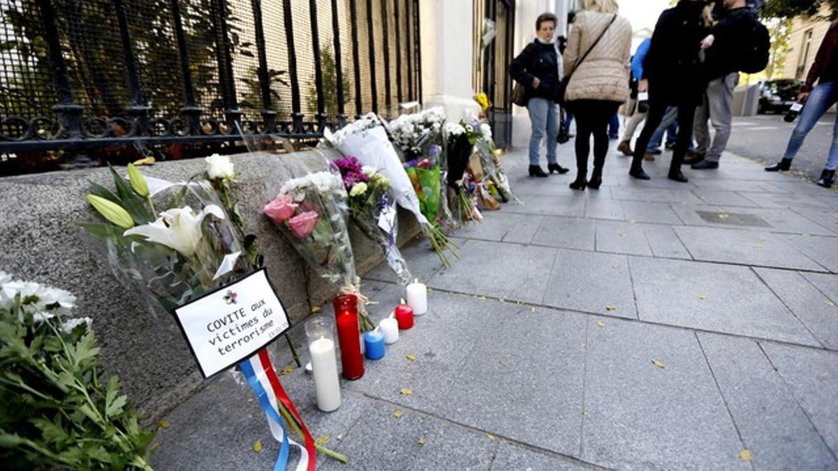 Ciudadanos depositan flores en la embajada francesa, en Madrid, este sábado.