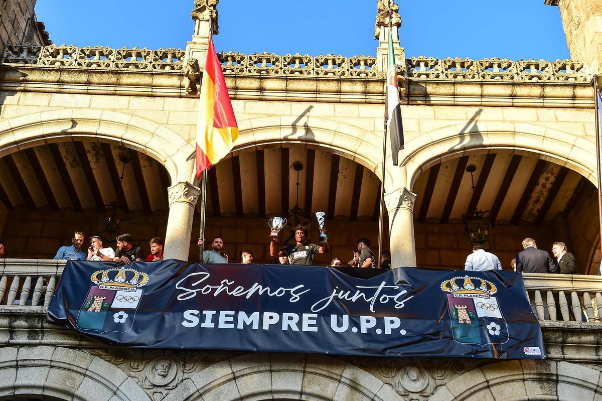Fotogalería | Así ha sido el recibimiento en el Ayuntamiento de Plasencia de la UPP para celebrar su ascenso