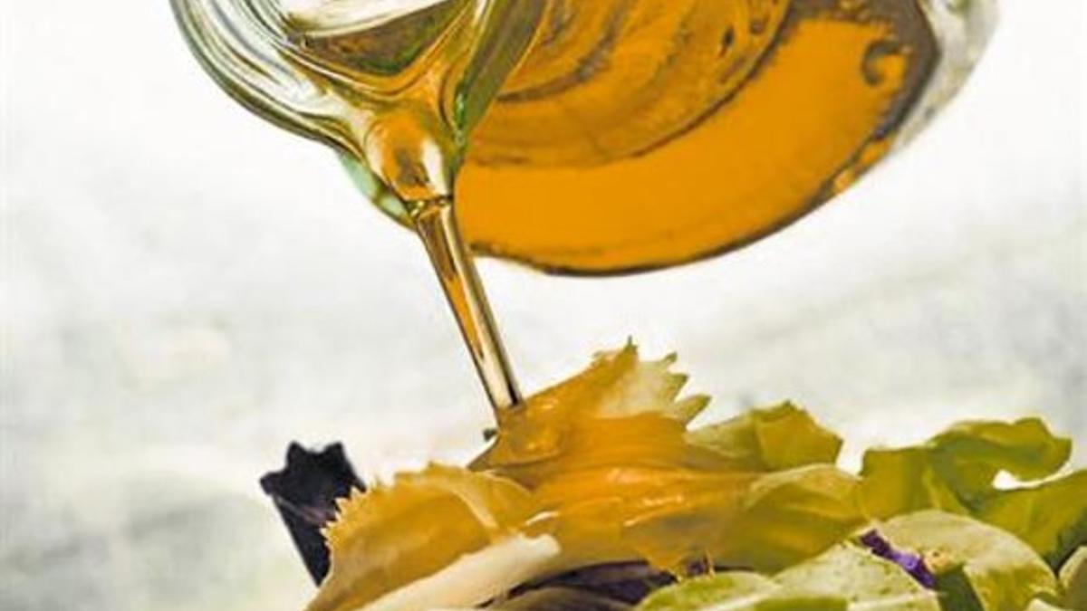 Aceite de oliva virgen usado como aliño en una ensalada.