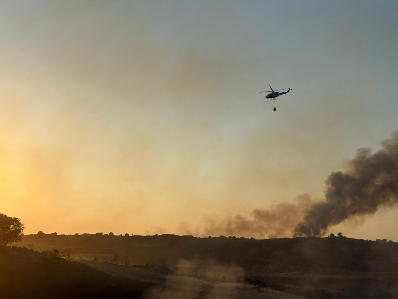 Fotogalería | Cortan la A-5 y desalojan a 18 personas de una gasolinera y tres fincas por el incendio de Trujillo.