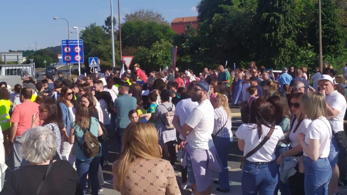 Familias de alumnos de O Graxal cortan el tráfico para exigir limpieza en los centros en 2024