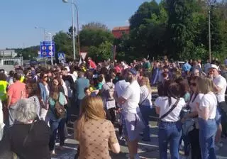 Familias de alumnos de O Graxal cortan el tráfico para exigir limpieza