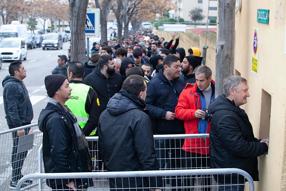 Colas para comprar la entradas del UD Ibiza - Barça