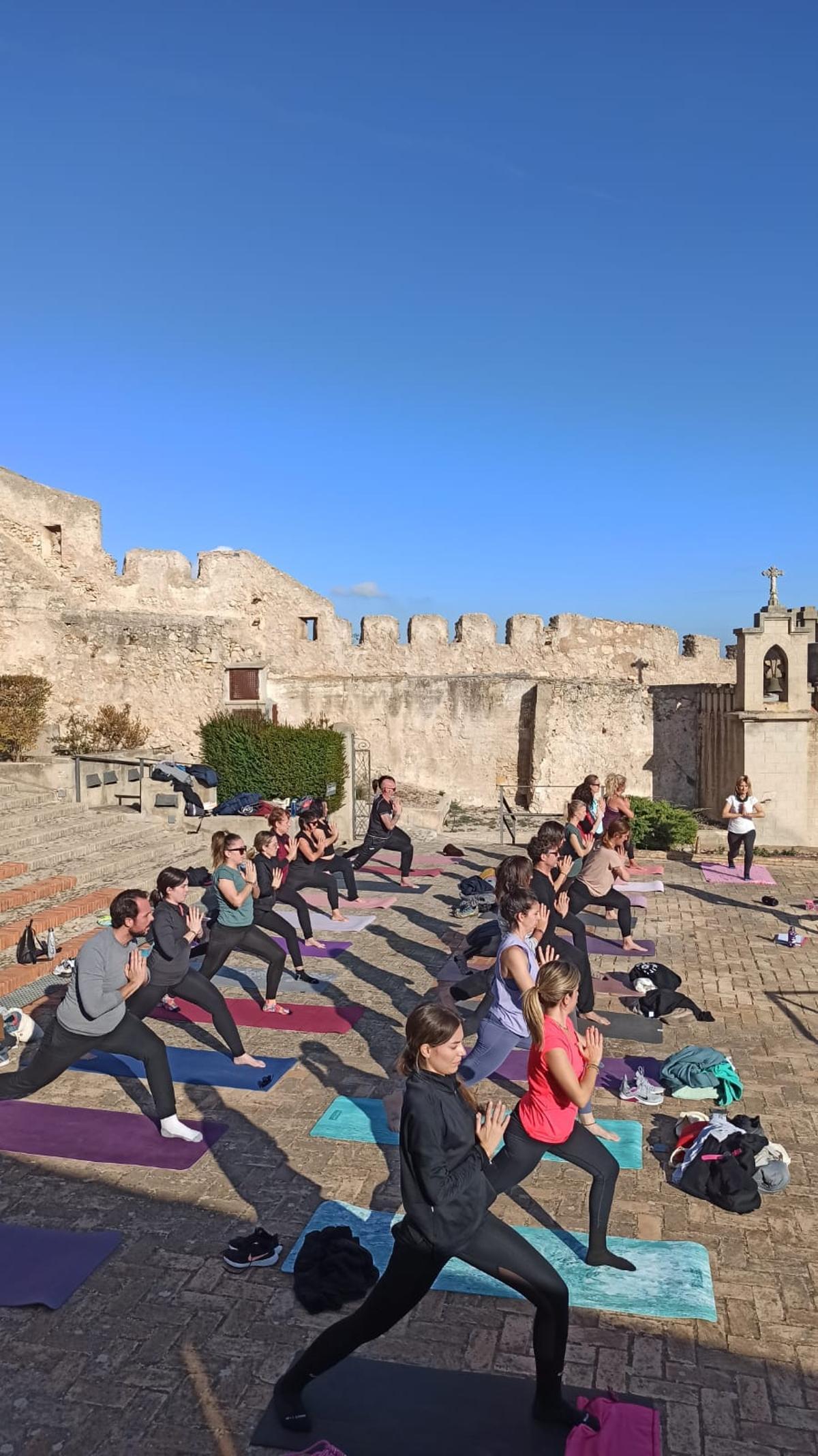 Sesión de yoga en el Castell de Xàtiva.