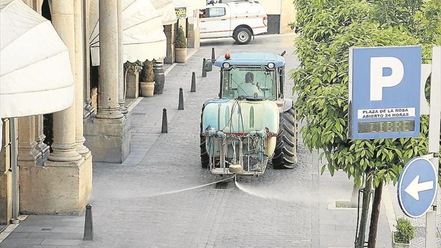 Agricultores y firmas agrícolas ayudan en la desinfección de espacios públicos