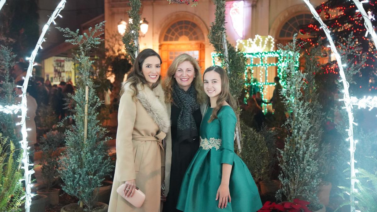 La alcaldesa Amparo Marco, con las reinas de fiestas.