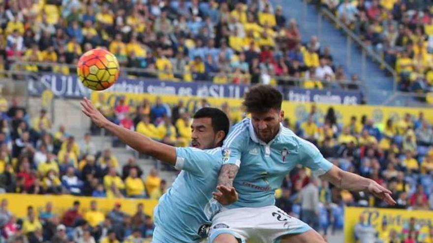 Cabral y Planas saltan a por el balón en el partido de la pasada Liga. // E. Urquijo