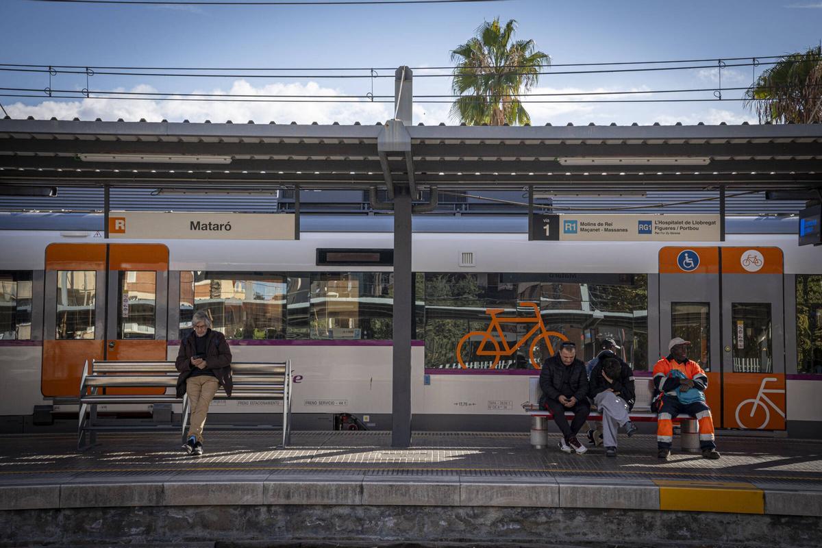 Barcelona. 25 de noviembre del 2025. R1 Mareseme, Mataró, fotografías de trenes, estación, pasajeros, vías. Fotos de Sandra Roman.. rodalies cercanias. Maresme