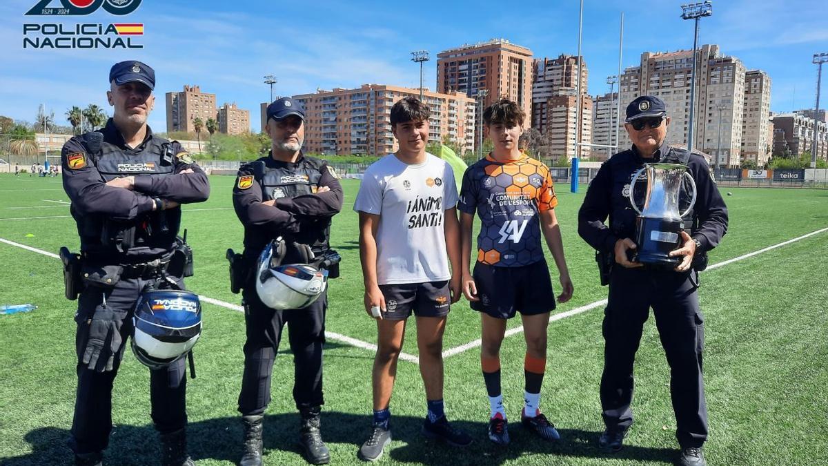 Agentes de la Policía Nacional recogen la Copa del Rey para trasladarla al Ciutat de València.