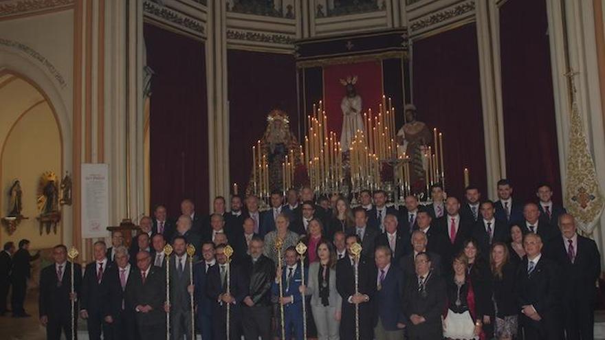 La nueva junta de gobierno del Cautivo junto al altar del quinario al Señor.