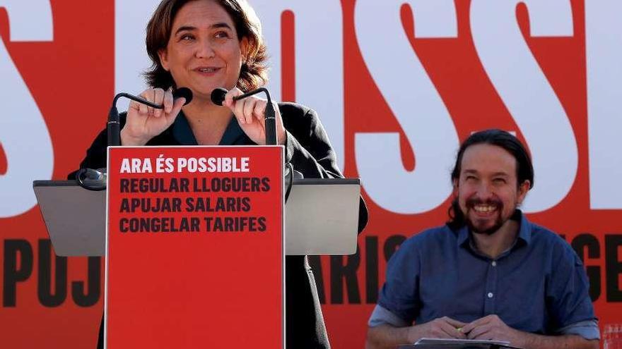 Colau y, detrás, Iglesias, ayer en un acto político en Barcelona. // Efe