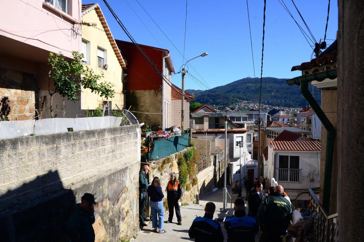 Los cuerpos de seguridad y la alcaldesa, con parte de los enseres retirados de la casa.