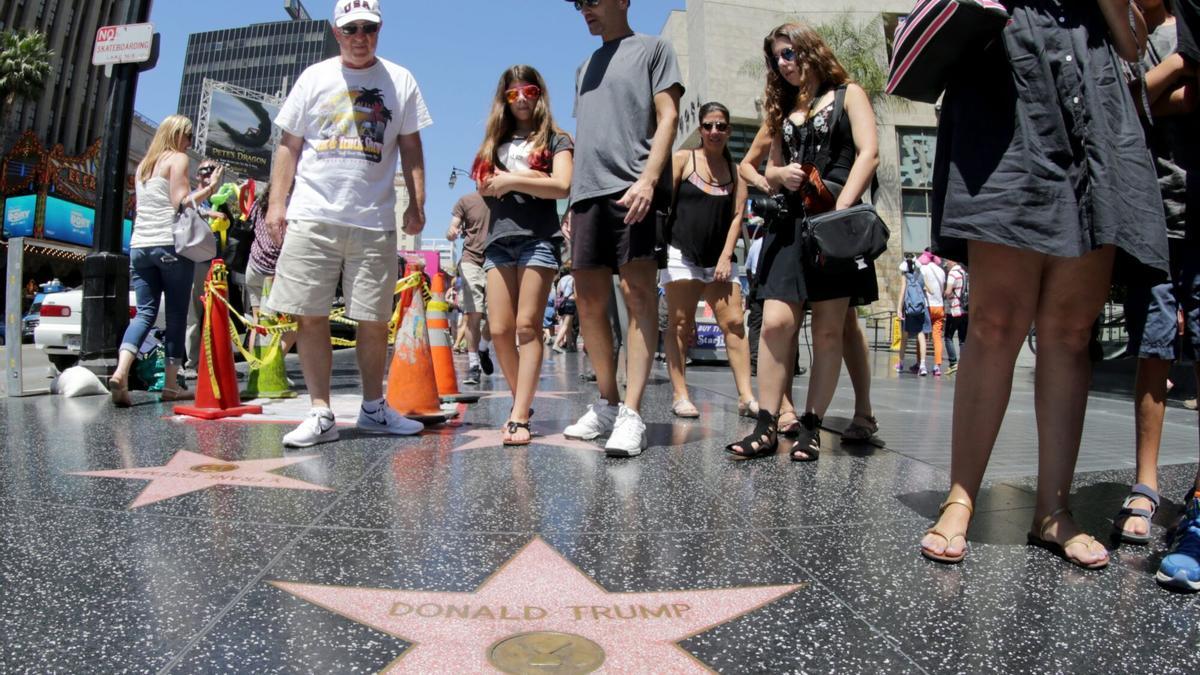 MAN01. HOLLYWOOD (CALIFORNIA), 20/07/2016.- Visitantes en la estrella de Donald Trump en el Paseo de la Fama hoy, miércoles 20 de julio de 2016, en Hollywood, California (Estados Unidos). La estrella que Trump recibió en el 2007 por su programa telerealidad "The Apprentice" se ha convertido en un punto de encuentro para sus admiradores. EFE/MIKE NELSON