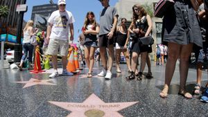 MAN01. HOLLYWOOD (CALIFORNIA), 20/07/2016.- Visitantes en la estrella de Donald Trump en el Paseo de la Fama hoy, miércoles 20 de julio de 2016, en Hollywood, California (Estados Unidos). La estrella que Trump recibió en el 2007 por su programa telerealidad The Apprentice se ha convertido en un punto de encuentro para sus admiradores. EFE/MIKE NELSON