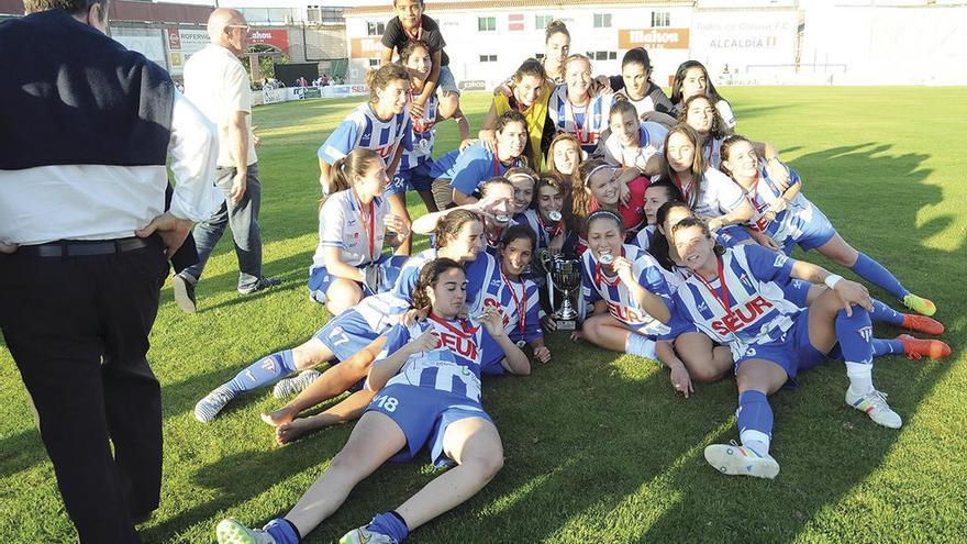 Las jugadoras del Sárdoma, con el trofeo, festejan su victoria ayer en O Vao. // Eugenio Álvarez